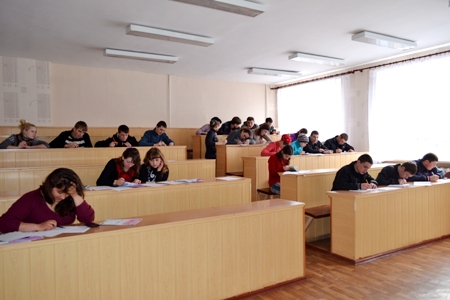 учні навчального закладу під час участі у Міжнародному математичному конкурсі Кенгуру