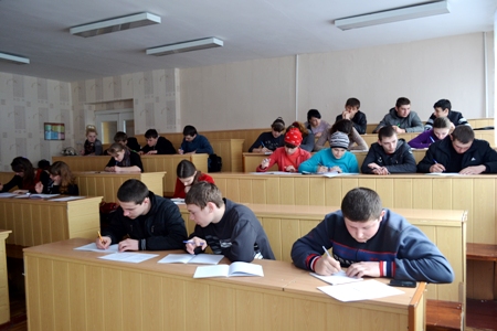 учні навчального закладу під час участі у Міжнародному математичному конкурсі Кенгуру