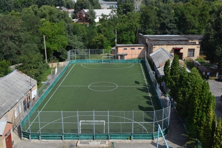спортивний майданчик зі зручним для проведення спортивних занять штучним покриттям