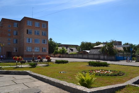 учні постійно підтримують чистоту в кабінетах, лабораторіях та на прилеглій території навчального закладу