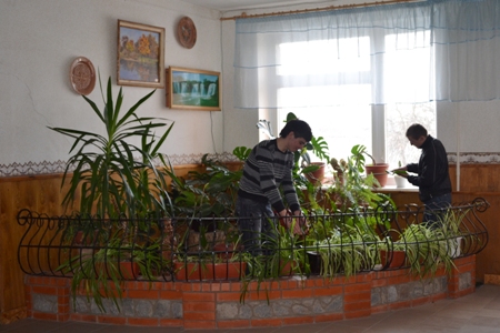 учні постійно підтримують чистоту в кабінетах, лабораторіях та на прилеглій території навчального закладу