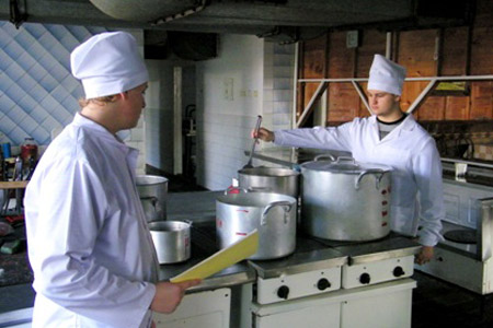 учні Роменського ВПУ під час проходження виробничої практики