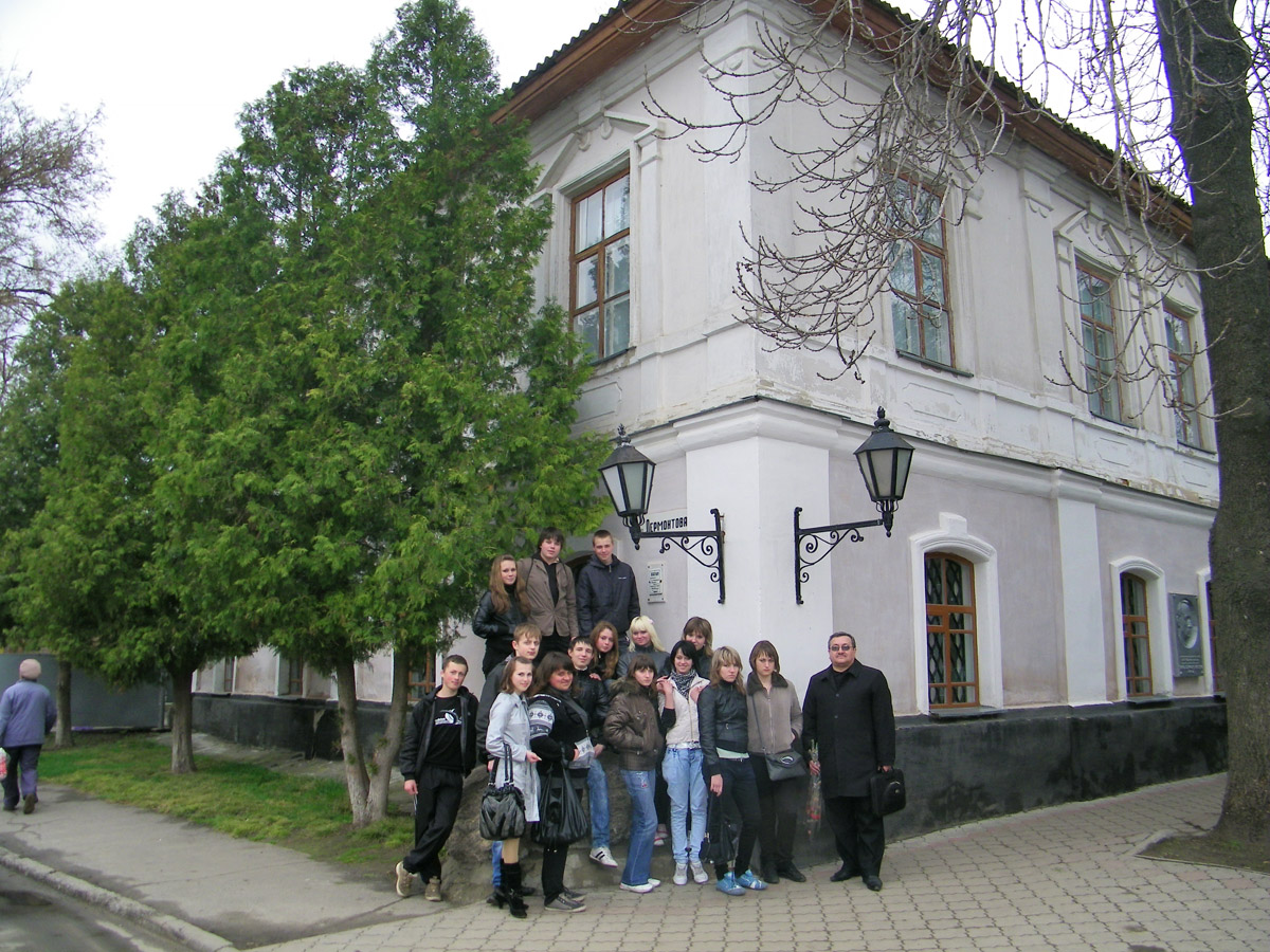 Фото 3. Фото на згадку: члени молодіжної громадської організації Сузір’я біля Роменського краєзнавчого музею.