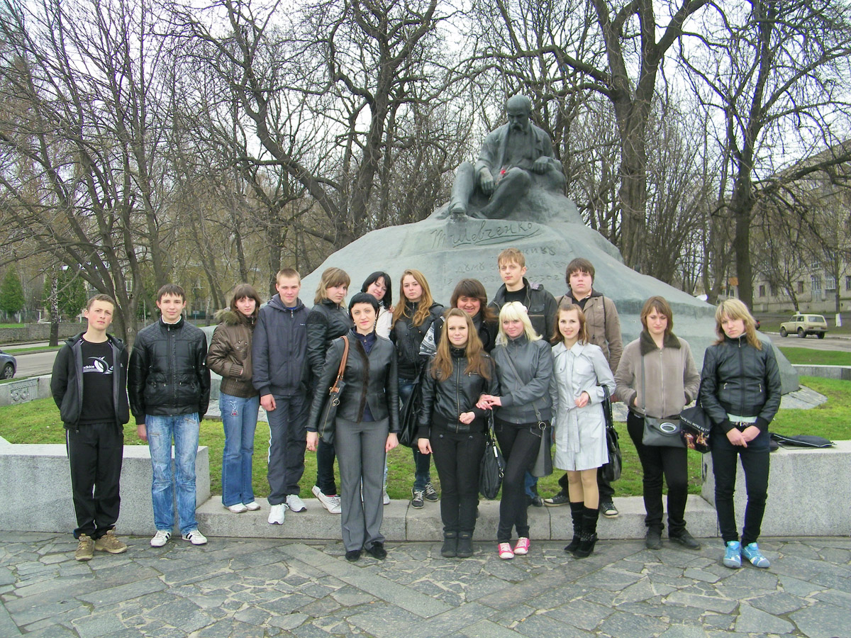 Фото 2. Члени молодіжної громадської організації Сузір’я  біля пам’ятника Т.Г. Шевченка.