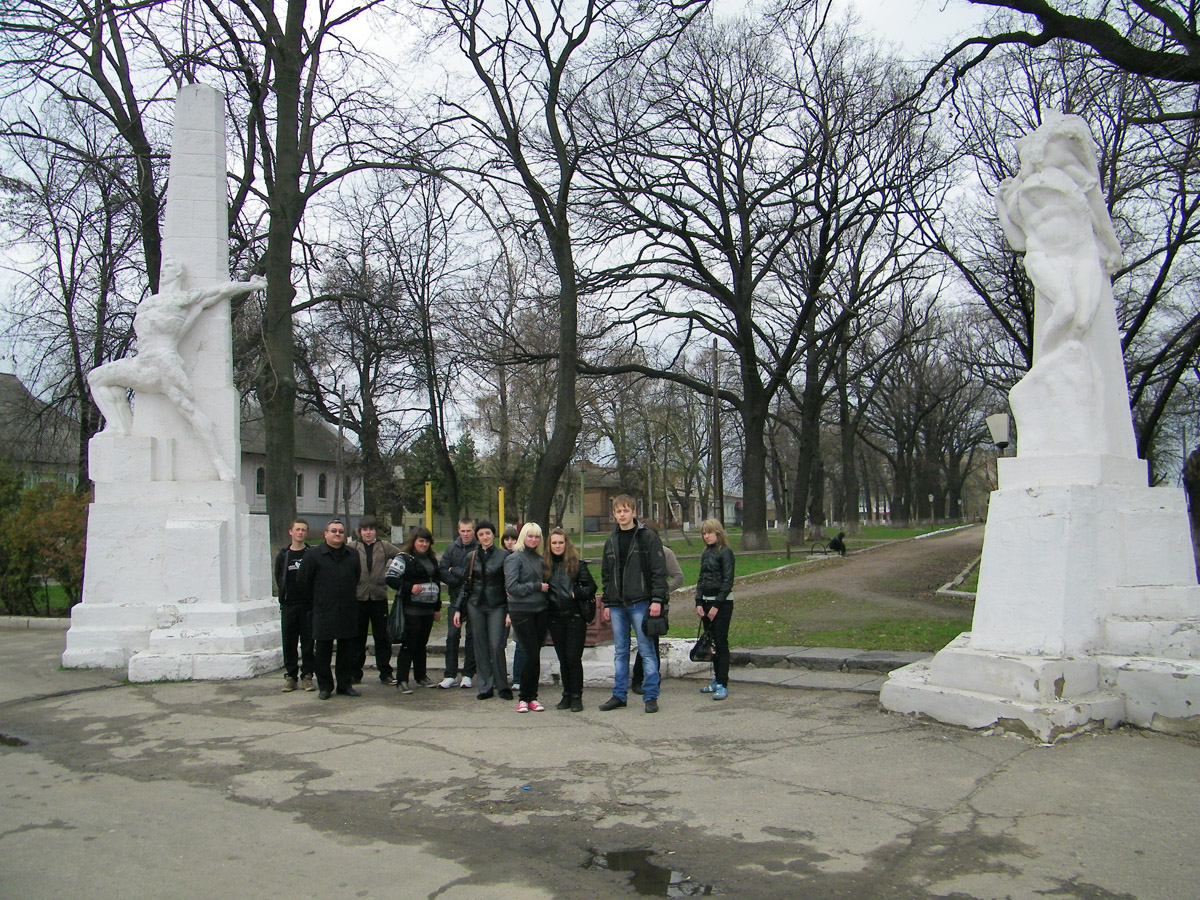 Фото 1. Члени молодіжної громадської організації Сузір’я  біля скульптурної композиції Героям революції.